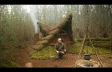 koleś sobie buduje chatkę z patyków i gliny