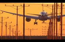 Samoloty lądujące w świetle zachodzącego słońca [4K]