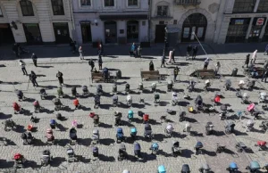Puste wózki na rynku we Lwowie. Zdjęcie symbolem tragedii Ukrainy