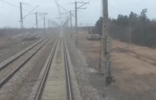 Rosyjskie czołgi przejeżdżają przed pociągiem (Ukraina)