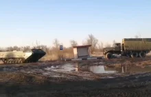 Białoruś w pobliżu granicy z Ukrainą buduje most pontonowy przez Prypeć