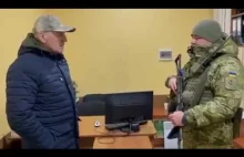 Ukraińcy wręczyli 30 srebrników ambasadorowi Białorusi, który opuszczał Ukrainę