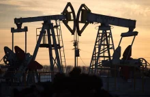 Największe firmy serwisujące pola naftowe wycofują się z Rosji