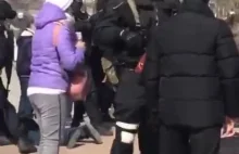 Ruskie gnidy biją protestującego mieszkańca okupowanego Berdiańska
