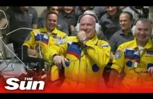 Rosyjscy astronauci z ISS noszą żółto-niebieskie kombinezony podczas transmisji