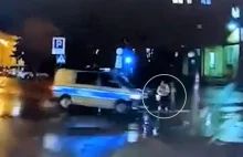 Policjanci potrącili człowieka na pasach przed komendą policji. Jest nagranie