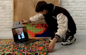 Zdolny chłopak układa wizerunek putina z kostek Rubika