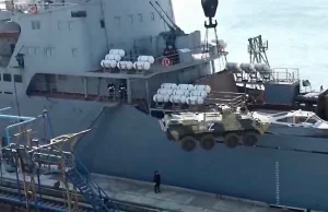 Rosyjskie okręty przewożą sprzęt na okupowaną Ukrainę [WIDEO