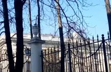 Dym ponownie unosi sie nad ambasada Rosji w Warszawie