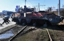 Wojna w Ukrainie. Rosjanie zostawiają zwłoki poległych w workach, leżą pod gołym