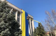 Mer Chersonia: na budynku rady miasta znowu wisi flaga Ukrainy!
