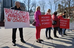 Polacy z Wileńszczyzny pikietowali w obronie zagrożonych likwidacją szkół...