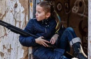 Dziewczynka ze strzelbą i lizakiem. Zdjęcie, które obiegło świat