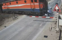 Grecja: samochód zmiażdżony przez pociąg towarowy [FILM