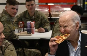 "Panie prezydencie, serwetkę?". Joe Biden zmienił plany i zjadł pizzę z...