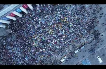 Nagranie z drona przedstawiające duży tłum protestujących w Warszawie