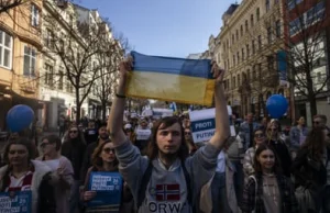 Czechy. Tysiące Rosjan protestowało w Pradze przeciw wojnie i Putinowi