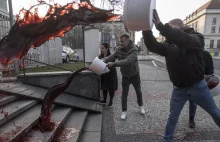 Ambasada Rosji w Pradze została oblana sztuczną krwią