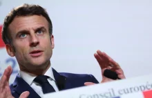 Emmanuel Macron upomina Joe Bidena