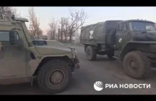 Kolumny rosyjskiego sprzętu wojskowego wjeżdżają do Donbasu