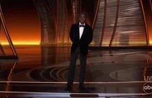 Will Smith policzkuje komika podczas ceremonii wręczenia Oscarów 2022