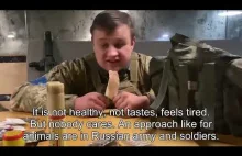 Ukraiński żołnierz przegląda zdobyte rosyjskie racje żywnościowe