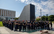 Mężczyzna wbiegł na pomnik smoleński. Sąd: 4000 zł za "niesłuszne zatrzymanie"