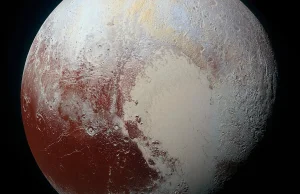 Pluton jest pokryty w sposób niespotykany w całym naszym układzie.