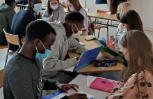 Francuska Szkoła organizuje Randkę w ciemno dla Ukrainek, z Afrykańczykami.