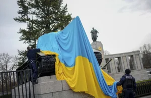 Berlin: ruskie czołgi nakryte flagą Ukrainy. Władze Berlina odpowiadają ruskim.