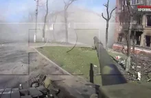 Widok z rosyjskiego czołgu w trakcie ostrzału budynków mieszkalnych