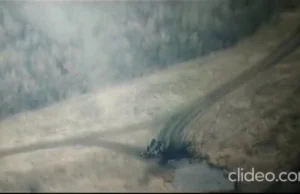 Rosyjski pojazd pancerny wjeżdża na minę - nagranie z drona