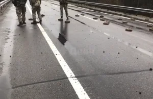 Ukraińscy żołnierze "rozminowywali" autostradę. Ładunki spychali butami