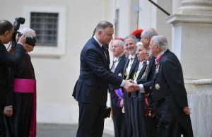 Duda spotkał się z papieżem. Wręczył mu pamiątkę ze swojej drugiej kadencji