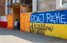Awantura o graffiti na ogrodzeniu Złotej Bramy: "To bazgroł" czy "Liczy...