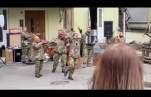 Ukrainian soldiers DANCE & PLAY TRADITIONAL MUSIC in downtown Kyiv
