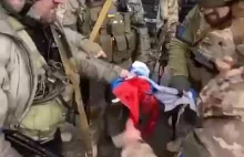 Gruzińscy legioniści i ukraińscy żołnierze palą rosyjską flagę