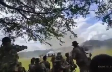 Kolumbijscy żołnierze ranni od eksplodującego pocisku artyleryjskiego.