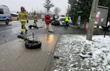 FOTO: Solidna kraksa w Jasienicy, powyrywane koła i uszkodzony słup