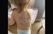 Sieć obiegło zdjęcie. Napisała to na plecach córki