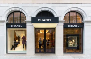 Rosyjskie celebrytki wściekłe na Chanel. Marka odmawia im sprzedaży w Dubaju