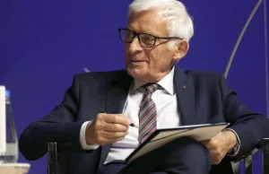 Buzek: Bomby, które Putin zrzuca na Ukrainę, finansowane też z naszych pieniędzy