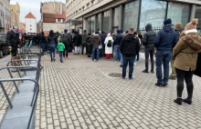 Tłum pod urzędem paszportowym w Gdańsku