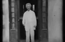 Mark Twain przed swoim domem w Stormfield (1909)