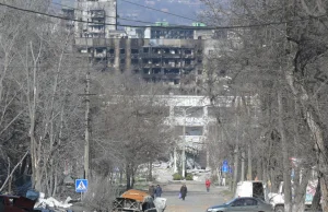 Pułk Azow: Rosjanie używają w Mariupolu bomb fosforowych