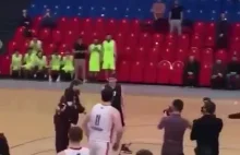 Kadyrow gra w koszykówkę i nie może trafić