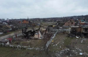 Wojna w Ukrainie. Zniszczenia i świeże groby na nagraniach z Czernihowa