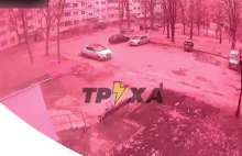 Pocisk spadający na dzielnicę mieszkalną w Charkowie