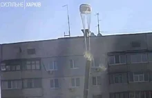 Rosja zrzuca w Charkowie bomby na spadochronach