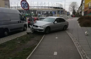 Pijany policjant z drogówki rozbił służbowe bmw. Wydmuchał 2,5 promila